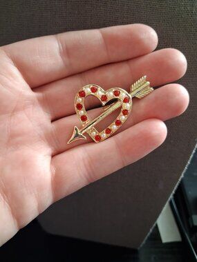 Arrowed Heart brooch